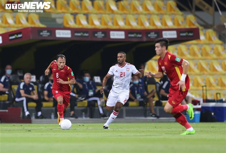 The UAE (in white) play dominantly (Photo: L.T)