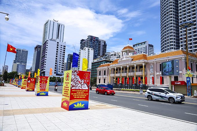 Propaganda paintings about the elections for the 15th National Assembly and People's Councils at all levels, 2021 - 2026 term, at 2-4 Square (Nha Trang City) (Photo taken before May 23)