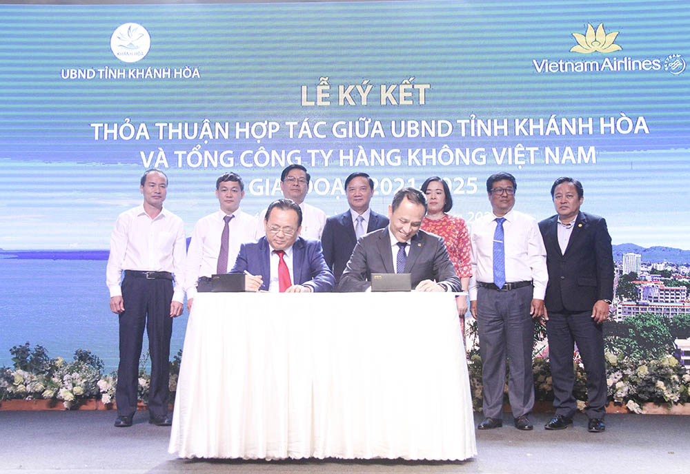 Khanh Hoa and Vietnam Airlines develop cooperation program, period 2021 - 2025