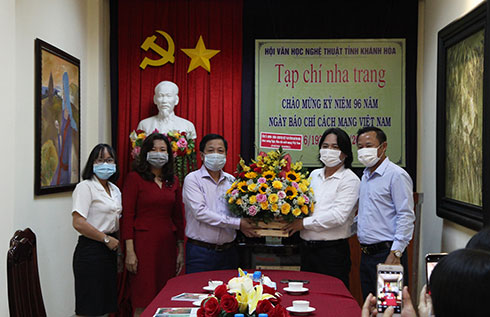 Provincial leader's Press Day visit to Nha Trang Magazine
