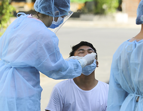 Taking samples for Covid-19 testing in Ninh Hoa.