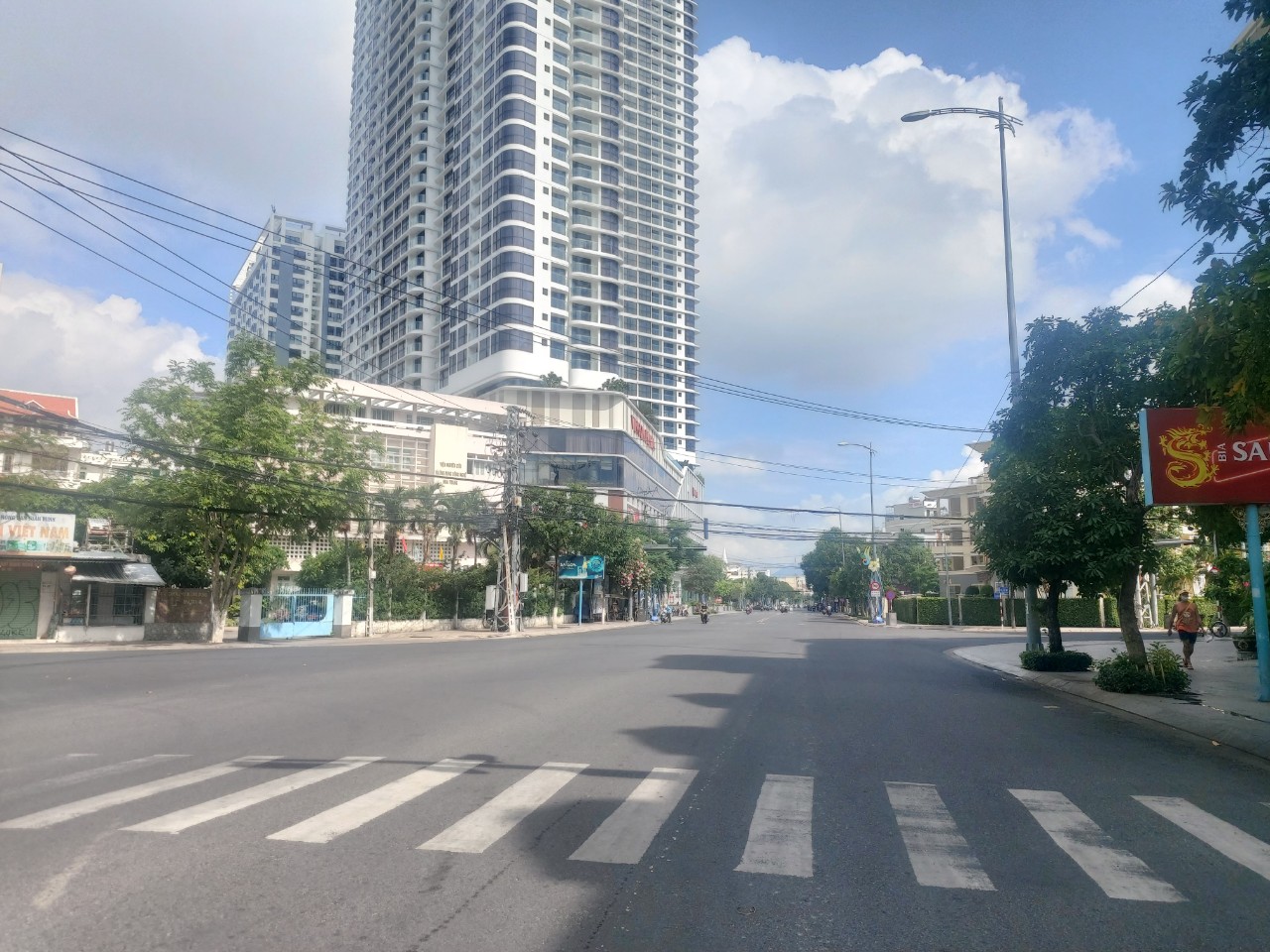 Mostly-deserted Le Thanh Ton Street