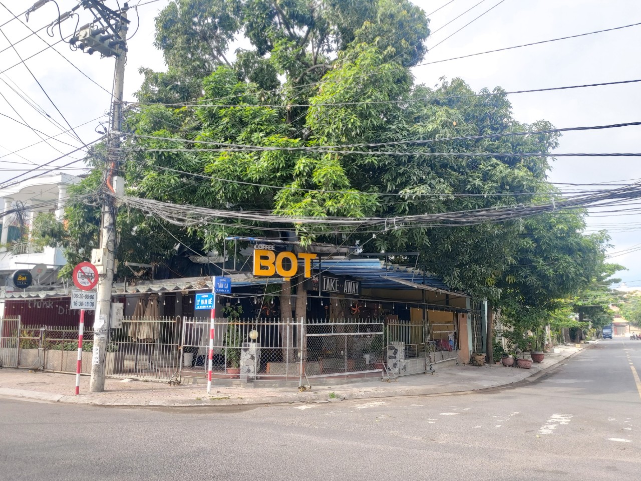 Many cafés on Phuoc Long Street closed on July 9 morning