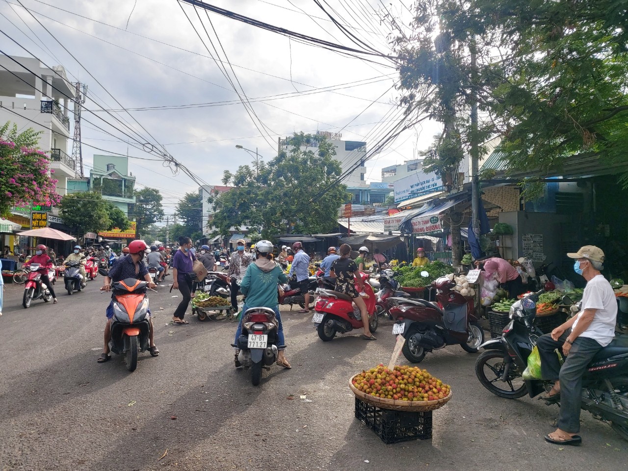 Some food vendors selling on the roadside near Phuoc Thai Market, Phuoc Long Ward