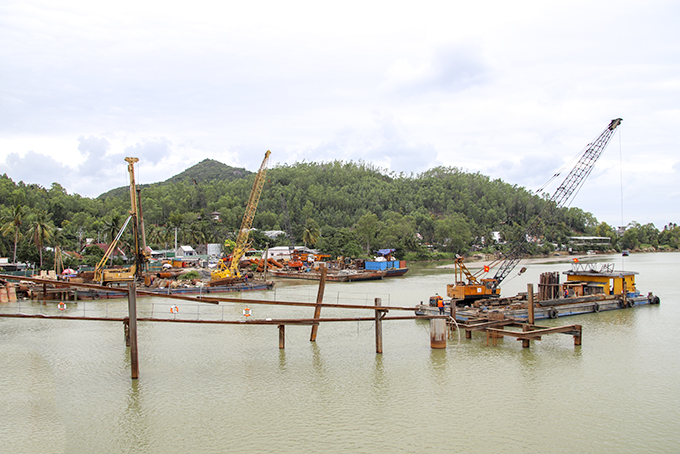 Salt preventing dam on Cai River