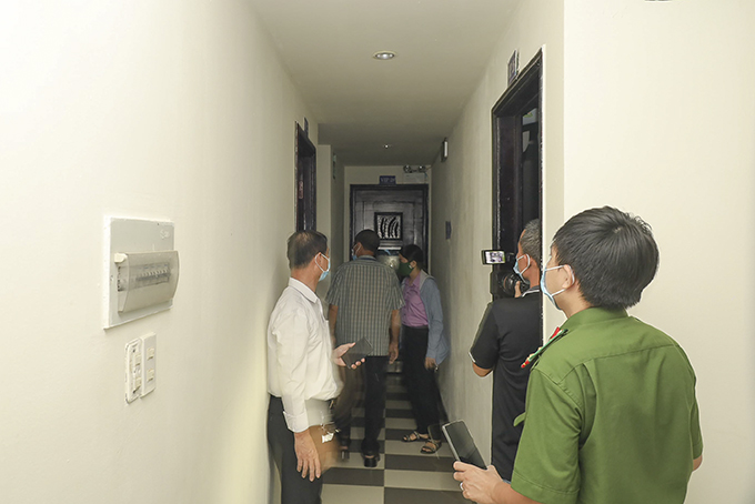 Inspection delegation of Nha Trang City checking entertainment establishments on July 9 evening