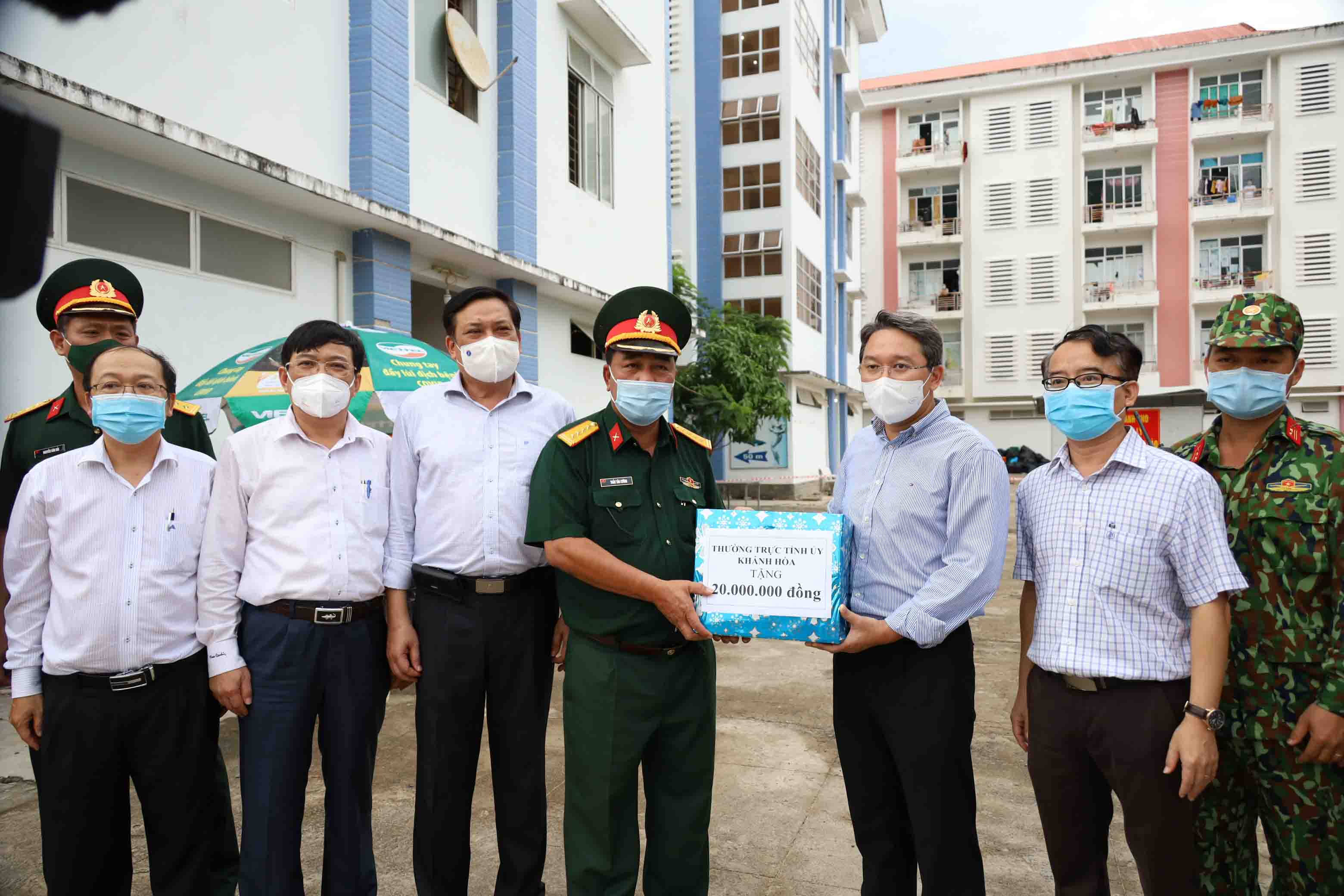 Nguyen Hai Ninh presenting gifts to force on duty at the concentrated quarantine area of the Army at the dormitory of Khanh Hoa University 