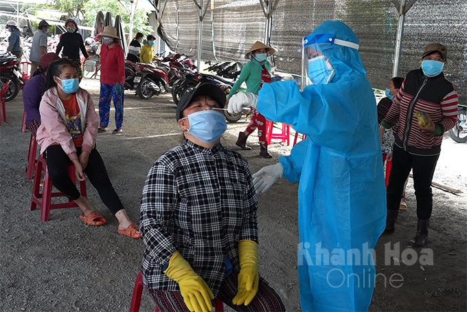 Rapid COVID-19 test for small traders in Ninh Hoa Town