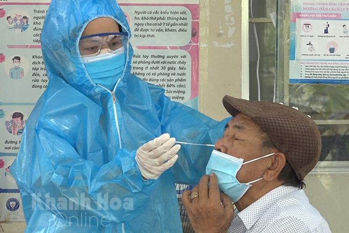 People coming for medical examination at Khanh Hoa General Hospital getting COVID-19 antigen rapid test