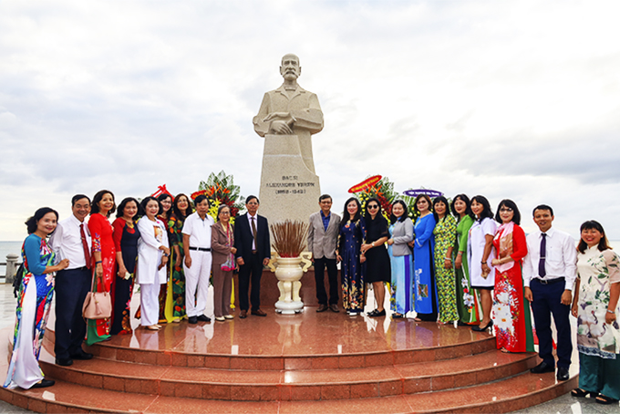 Statue of Dr. Yersin erected at Yersin Park (Photo taken in November 2020)