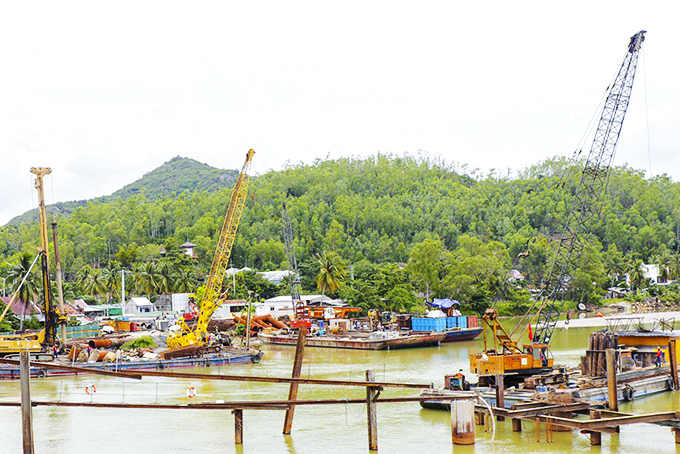 Salt preventing dam on Cai River