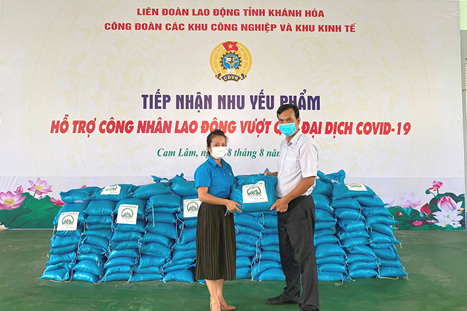 Representative of Khanh Hoa Province’s Trade Union of Industrial Parks and Economic Zones received allocated rice