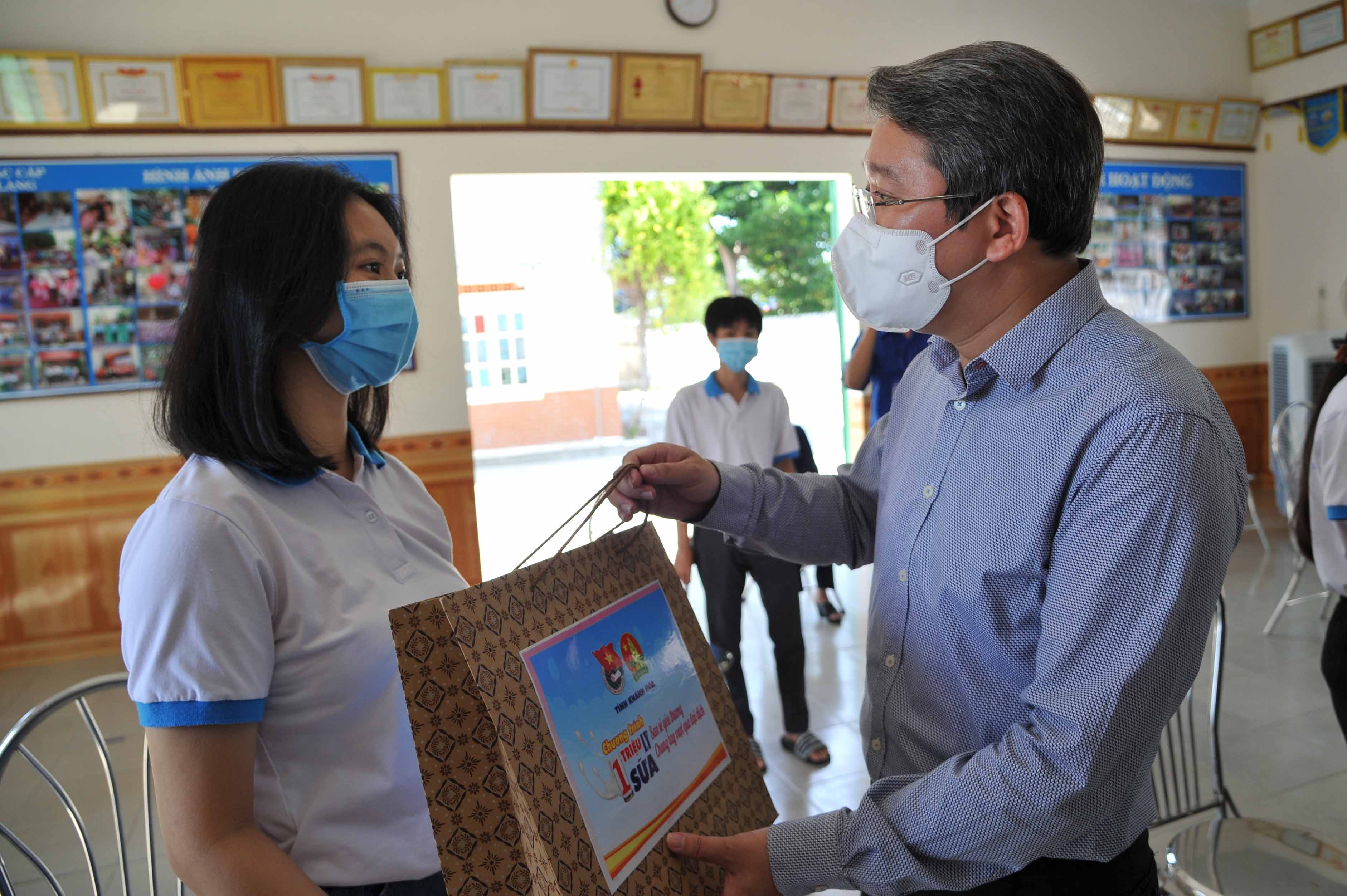 Aid gifts offered to SOS Children's' Village Nha Trang, Social Service Center