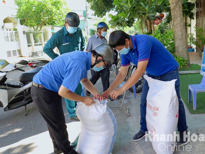 Steam Nha Trang group in association with Phuoc Tan Ward People's Committee offers rice and necessities for people in the ward