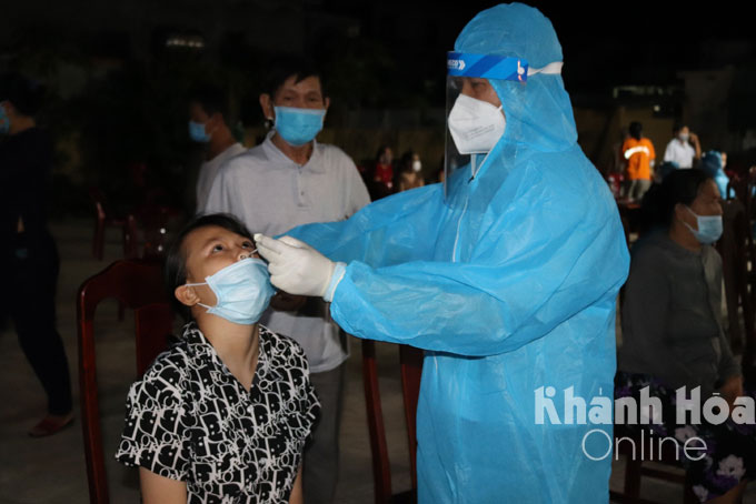 Taking samples for Covid-19 testing in Ninh Hoa.