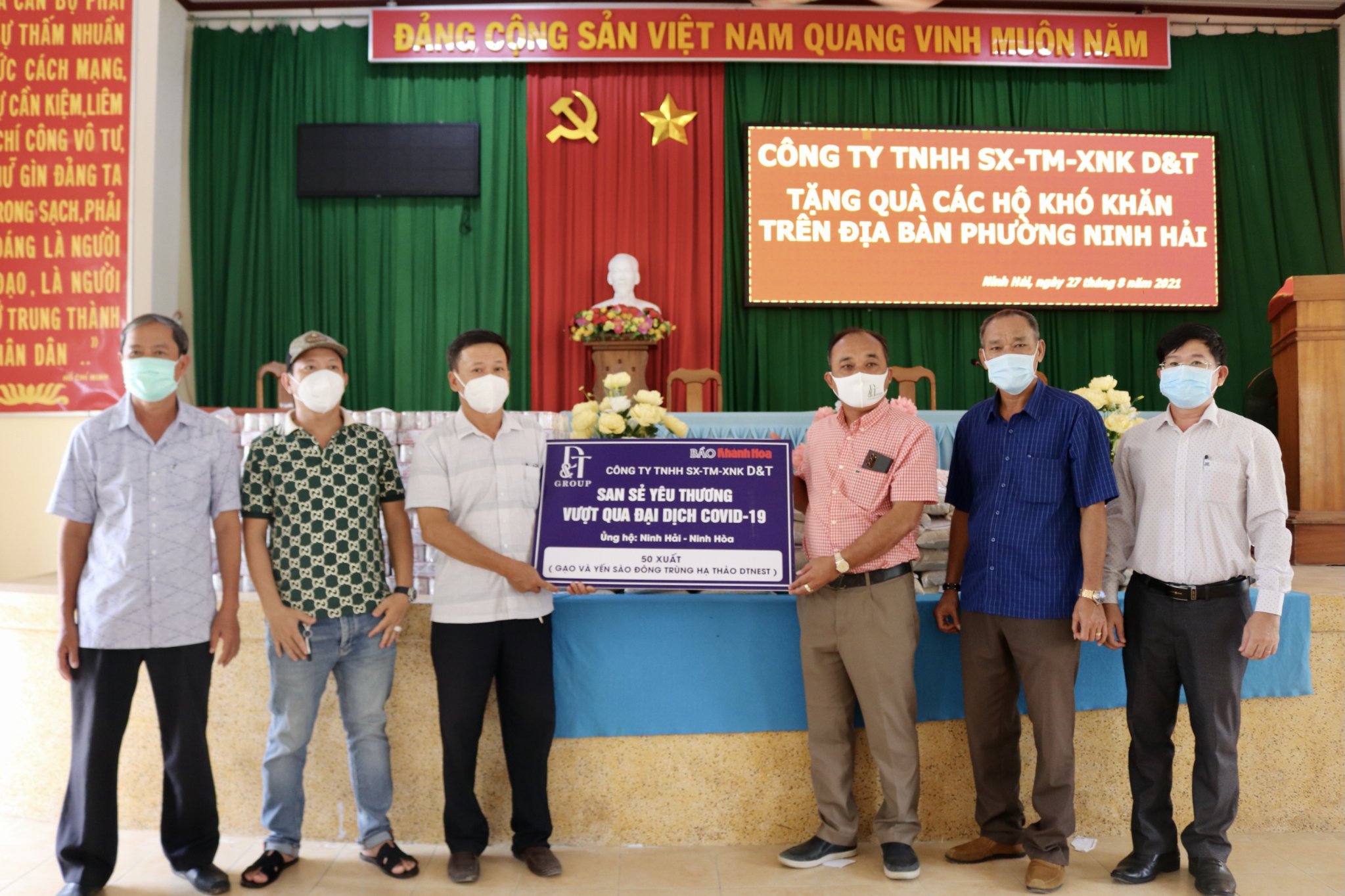 Delegation offering gifts at Ninh Hai Ward People's Committee (Ninh Hoa Town)