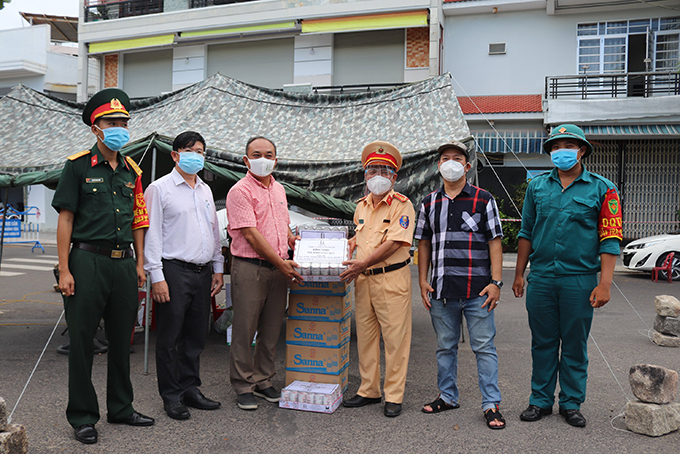 Delegation visiting and offering gifts at Vinh Tho checkpoint, Nha Trang City