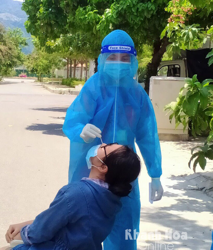 Taking samples for Covid-19 testing in Nha Trang.