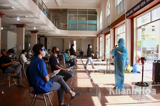 Health staff informing people about the side effects of Sinopharm's Vero Cell vaccine