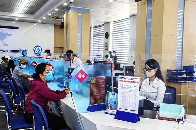 Many banks reduce interest rates