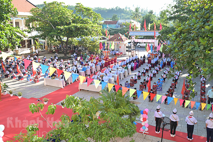 Images of opening ceremony for school year 2021-2022 in Khanh Hoa
