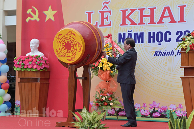 Nguyen Tan Tuan beating drum to start new school year