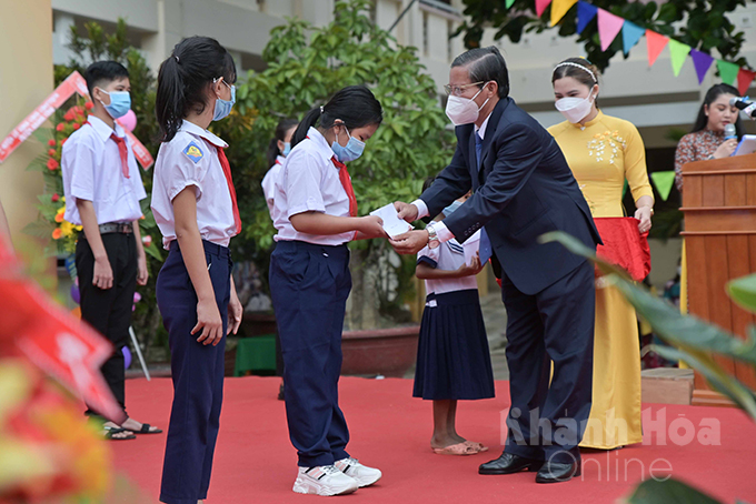 Tran Ngoc Thanh offering ten scholarships to students with difficult circumstances