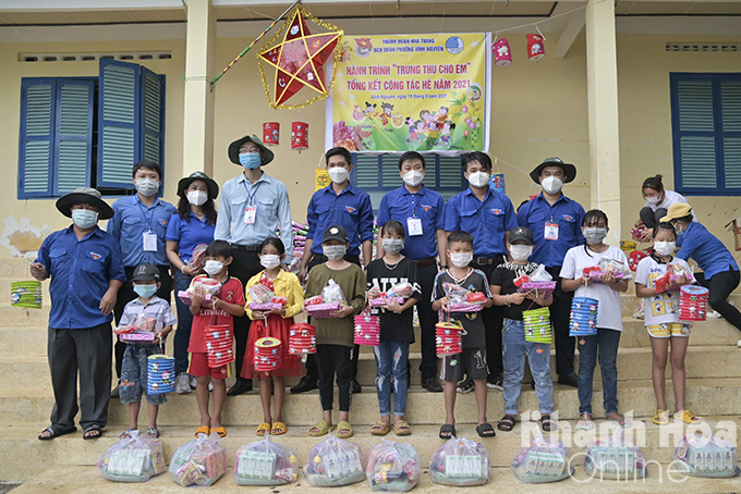 Mid-Autumn gifts offered to children on Vung Ngan Island