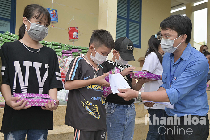 Nha Trang Youth Union offering gifts and scholarships to children with extremely difficult circumstances