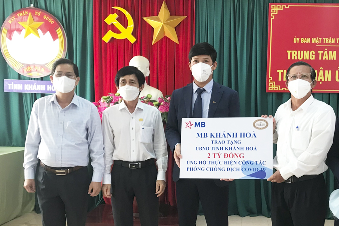 Provincial leaders received support from Military Commercial Joint Stock Bank for Covid-19 epidemic prevention and control.