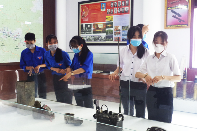  Students and Youth Union members visiting traditional house of Khanh Son District's armed forces (Photo: Dinh Luan)