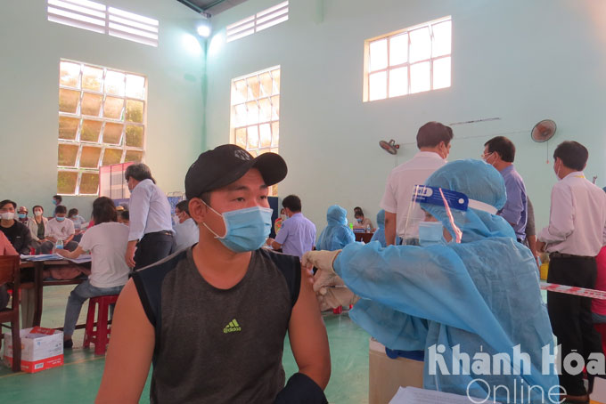 Vaccine injection in Cam Ranh City.