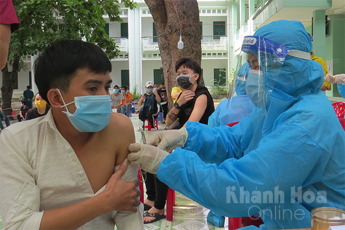 Vaccine injection in Cam Ranh City.