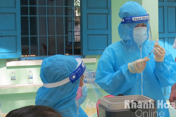 Taking samples for Covid-19 testing in Nha Trang.