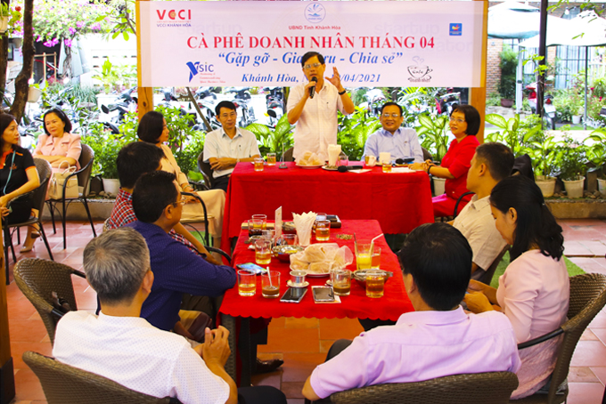 Chairman of Khanh Hoa Provincial Peoples Committee meets entrepreneurs at the program 