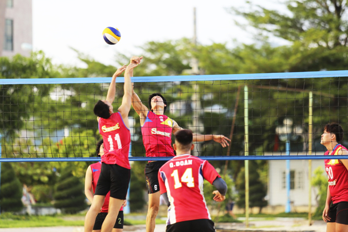 Sanest Khanh Hoa athletes practicing at beach ground