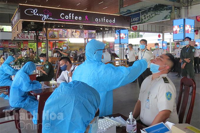 Taking samples for Covid-19 testing at Cam Ranh Airport.