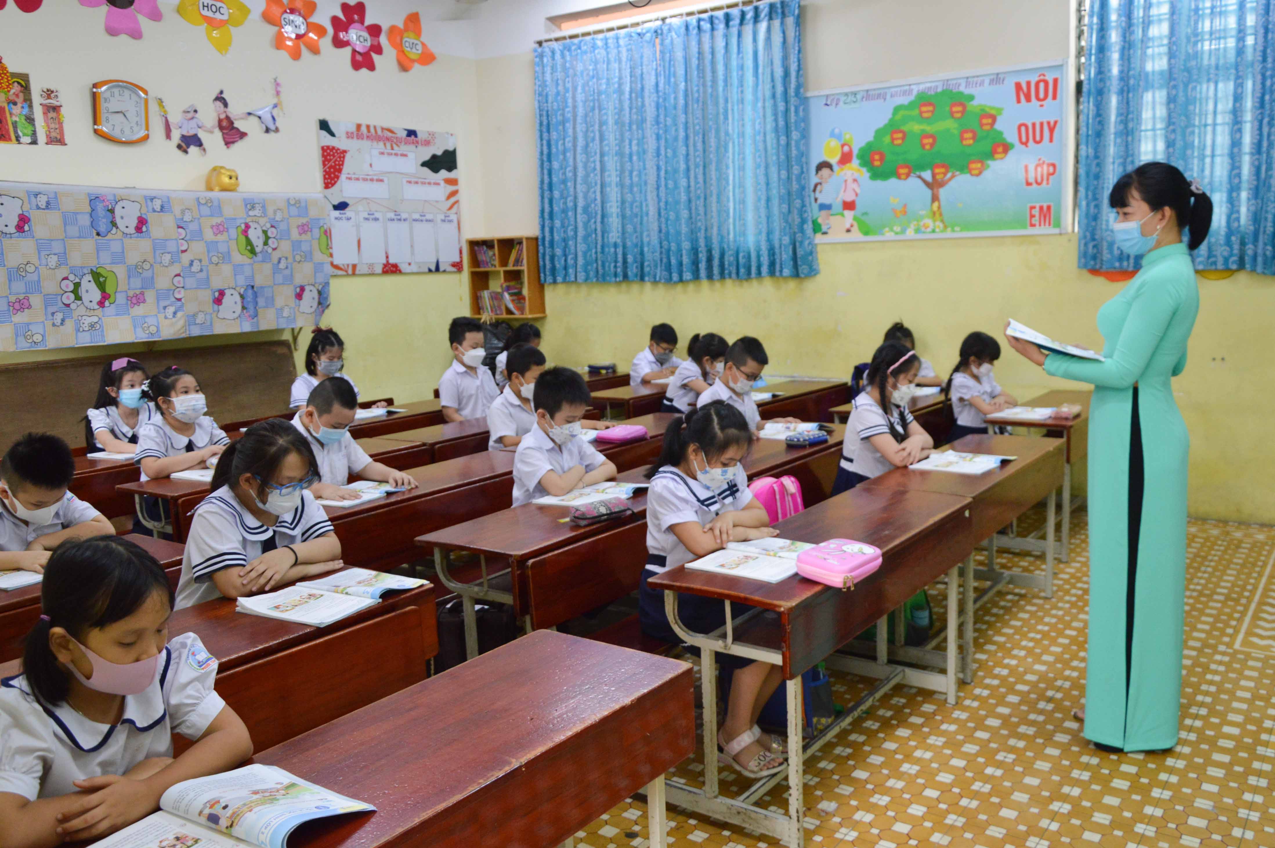 Teacher and pupils wearing face masks during class