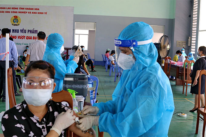 Vaccine injection in Cam Ranh City. 