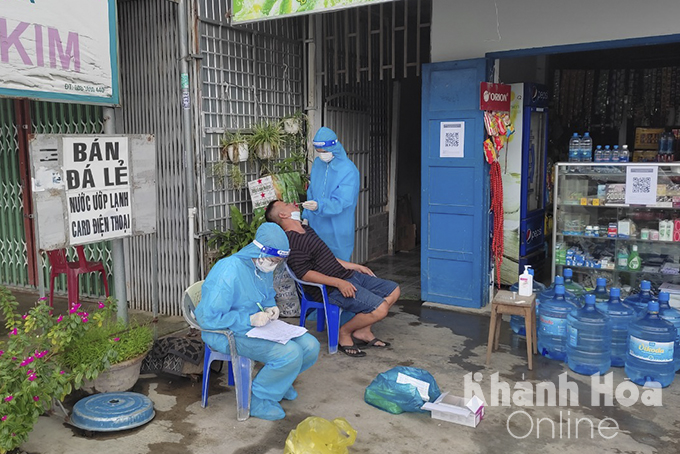 Taking sample for COVID-19 testing in Dien Khanh District