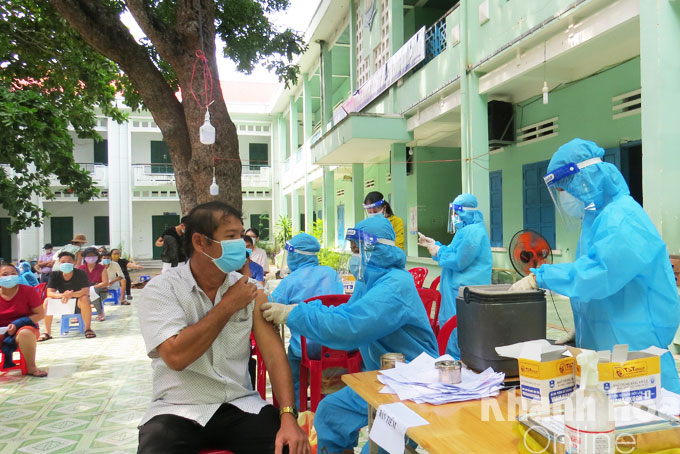 Vaccine injection in Cam Ranh City.