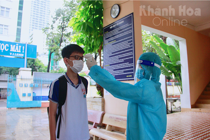 Khanh Hoa administers COVID-19 vaccine to high school students