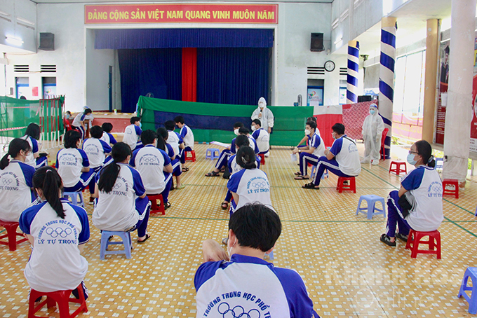 Medical staff informing students about  possible side effects after vaccination