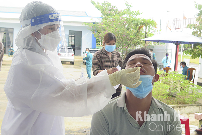 Taking sample for COVID-19 testing in Van Ninh District