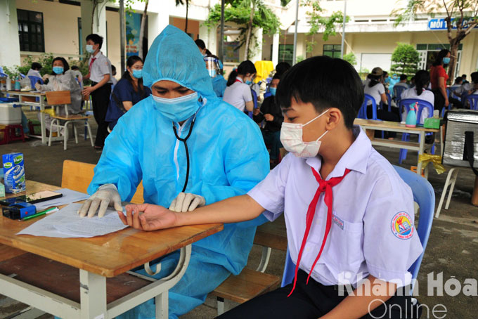 Khanh Hoa administers COVID-19 vaccine to junior high school students