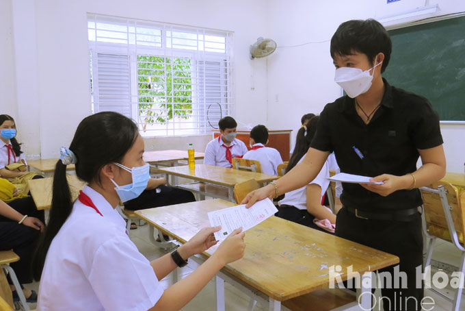 Handing in COVID-19 vaccine certificates to students