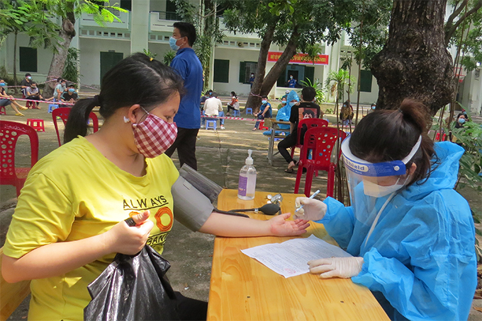 Health screening before vaccination in Cam Ranh