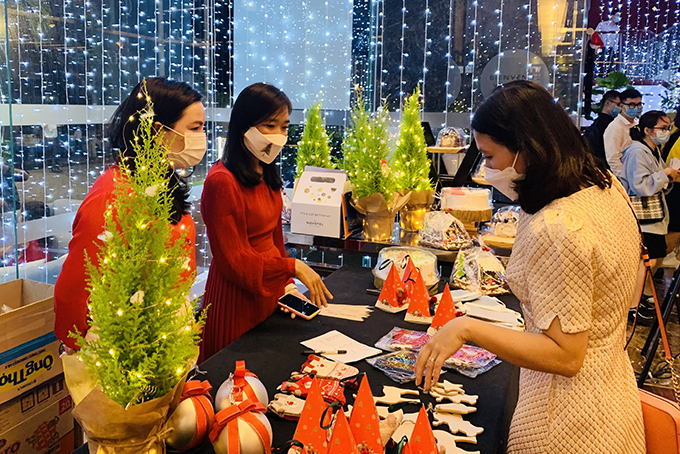 Novotel Nha Trang lights up Christmas tree
