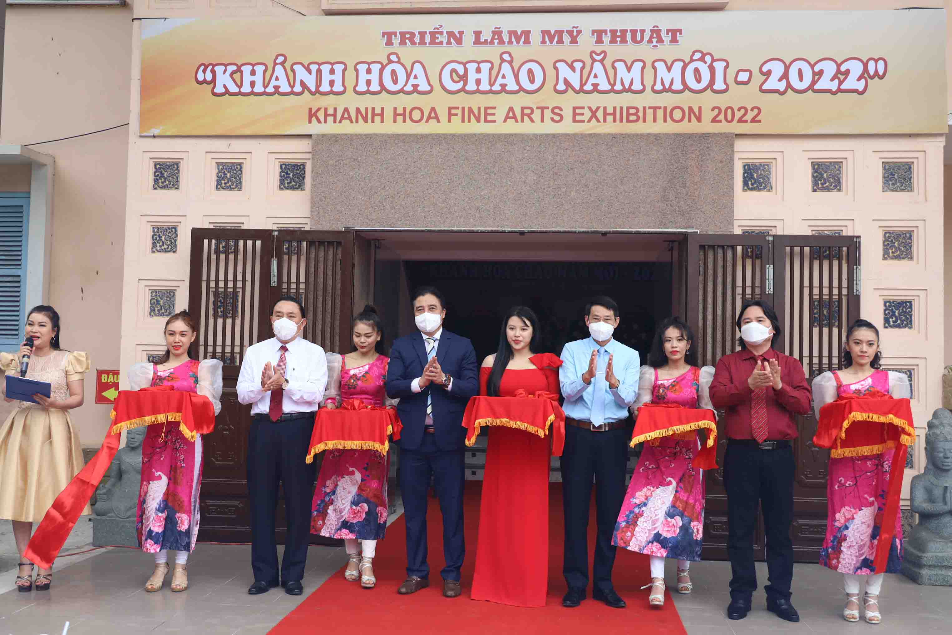 Leadership of Khanh Hoa province and representatives of the organization committee cutting ribbon to open the exhibition