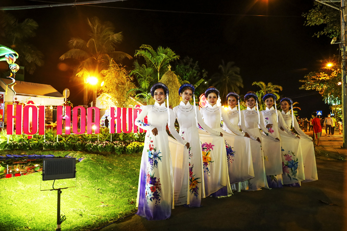 Many young people visit Spring Flower Festival to take photos